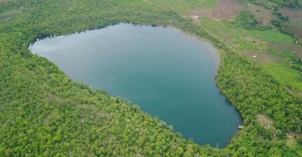 បឹងលំកុដ! បឹងធម្មជាតិកើតចេញពីបន្ទុះភ្នំភ្លើង ដ៏ស្រស់ត្រកាល ភ្ញៀវទេសចរ​កម្រទៅដល់ - Sabay News