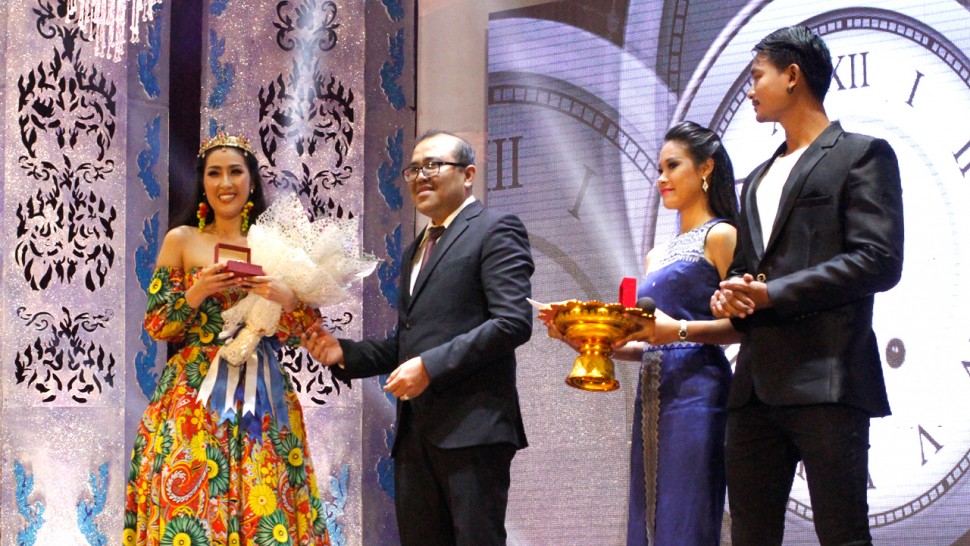 មាន អ្នក សើច មាន អ្នក យំ មាន ខ្លះ ធ្វើ យំ ថ្ងៃ ទទួល ពាន Apsara Award យប់មិញ Sabay News