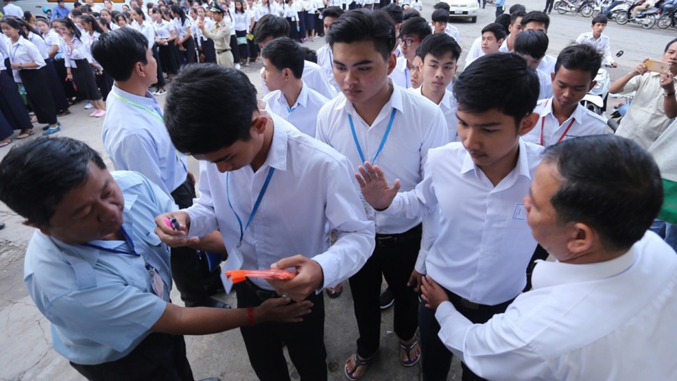 ក្រសួងប្រកាសឲ្យចុះឈ្មោះប្រឡងបាក់ឌុបហើយ តែត្រូវមានឯកសារទាំងនេះដាច់ខាត -  Sabay News