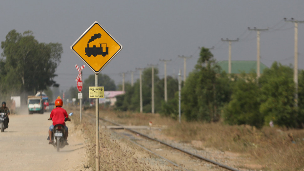 ពេលរថភ្លើងបន្លឺសញ្ញាជិតមកដល់ តើអ្នកបើកបរយានផ្សេងឆ្លងកាត់ត្រូវធ្វើដូចម្តេច? - ជីវិតនិងសង្គម