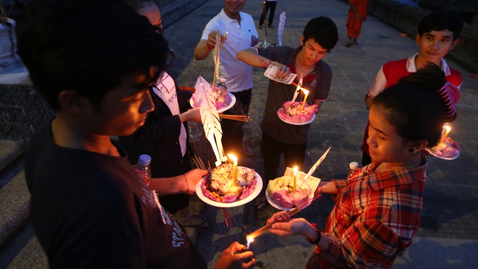 អ្វីជាអត្ថន័យនៃការបោះបាយបិណ្ឌ? - Sabay News